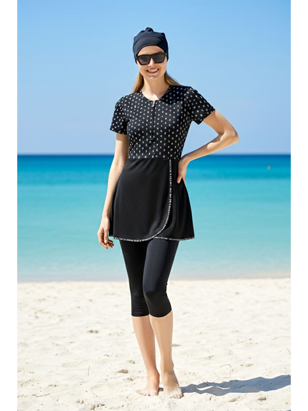 Siyah Kısa Kollu Elastanlı Yarı Kapalı Mayo Monogram R305-4