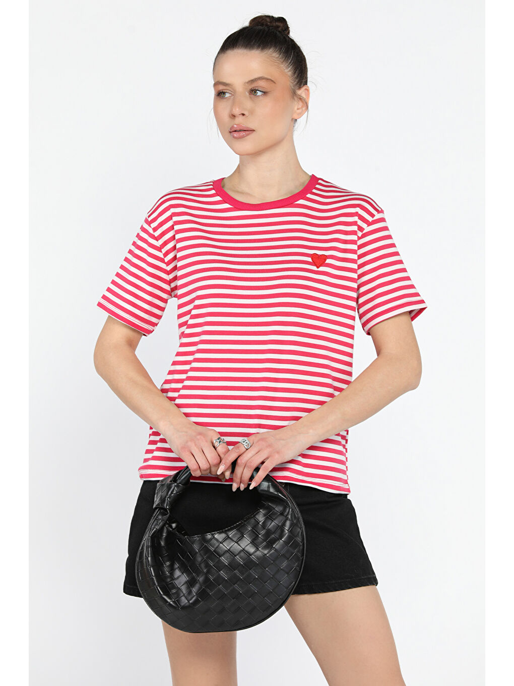 Fuşya Bisilet Yaka Çizgili Kalp Nakışlı Kadın Tişört