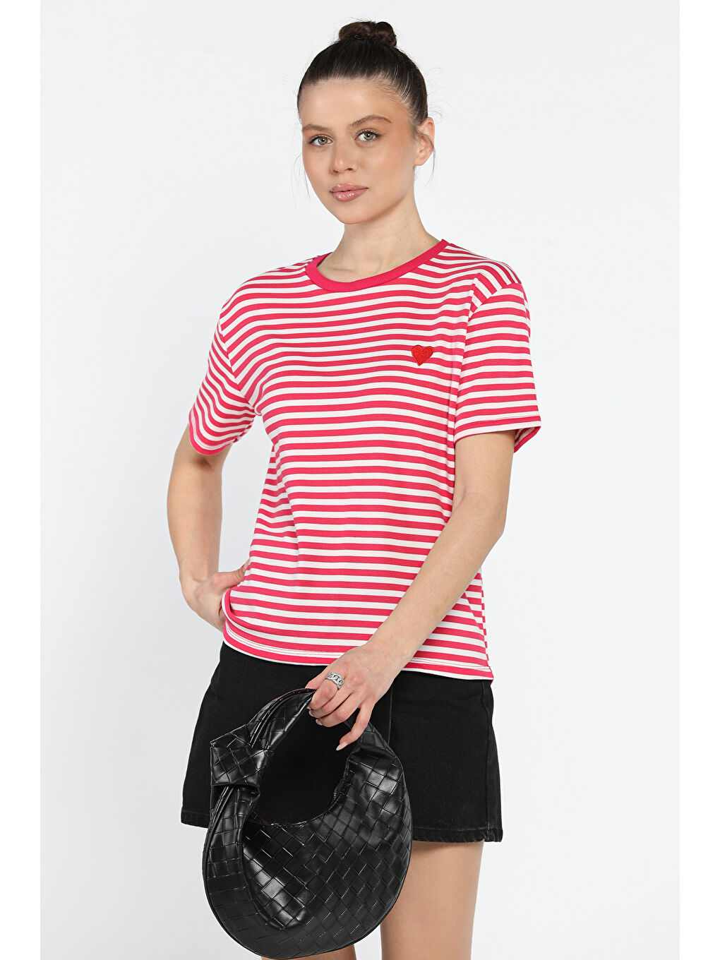 Fuşya Bisilet Yaka Çizgili Kalp Nakışlı Kadın Tişört-1