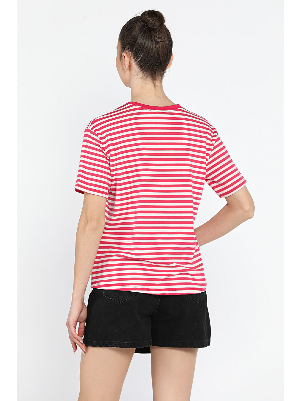 Fuşya Bisilet Yaka Çizgili Kalp Nakışlı Kadın Tişört-2