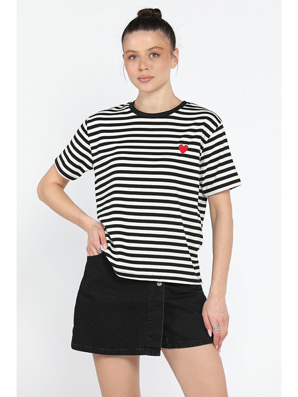 Siyah Bisilet Yaka Çizgili Kalp Nakışlı Kadın Tişört
