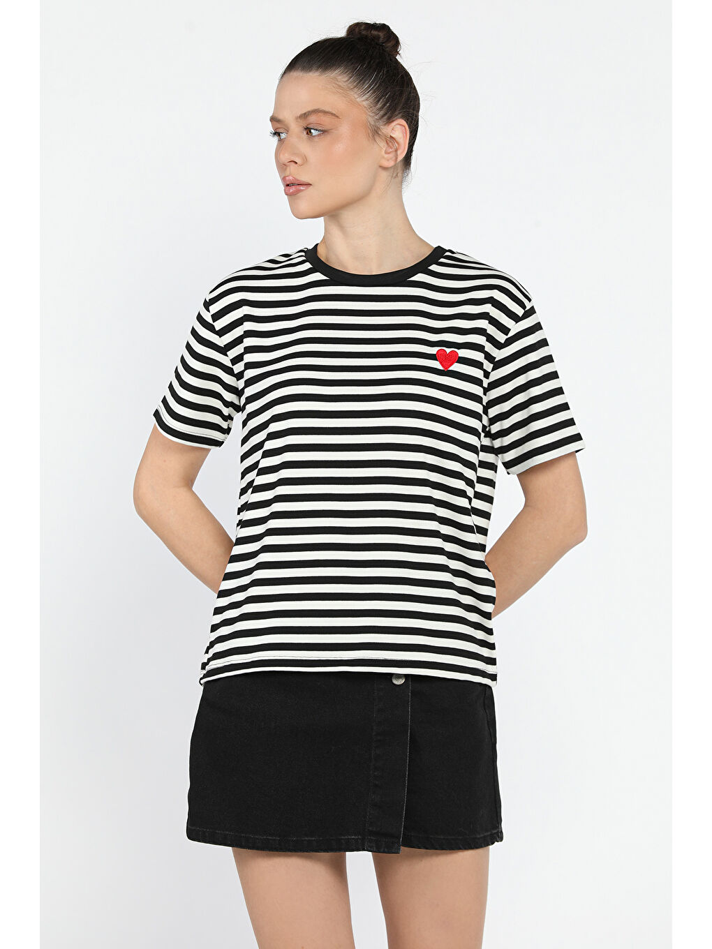 Siyah Bisilet Yaka Çizgili Kalp Nakışlı Kadın Tişört-1