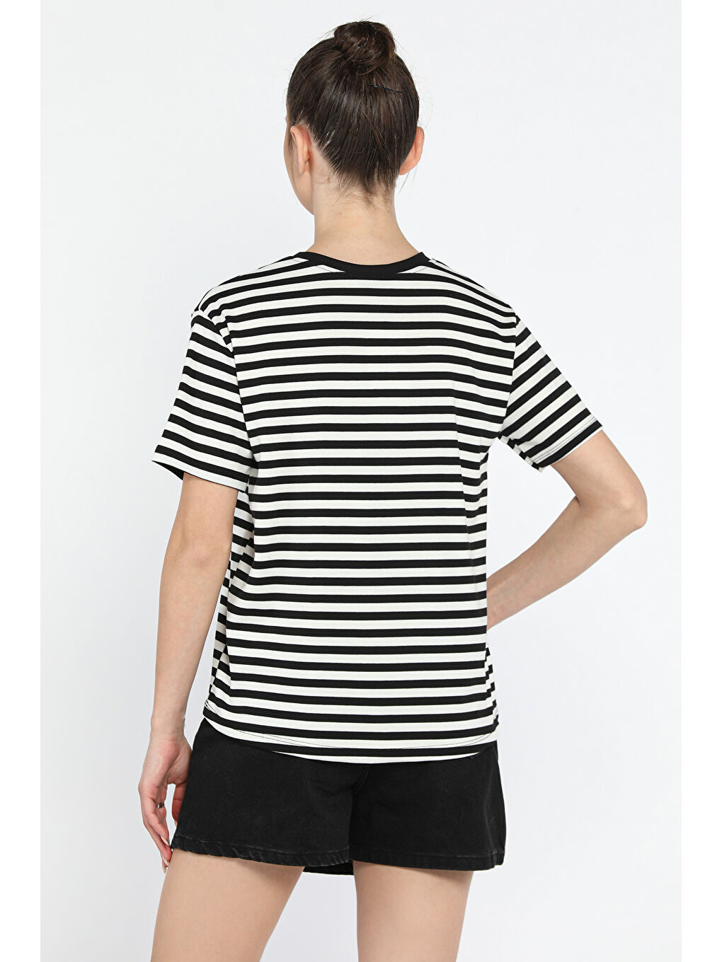 Siyah Bisilet Yaka Çizgili Kalp Nakışlı Kadın Tişört-2