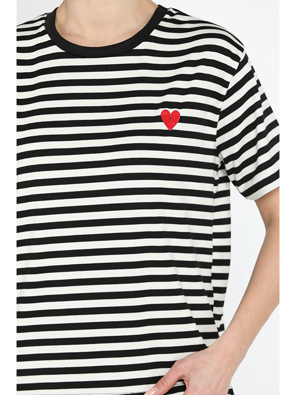Siyah Bisilet Yaka Çizgili Kalp Nakışlı Kadın Tişört-3