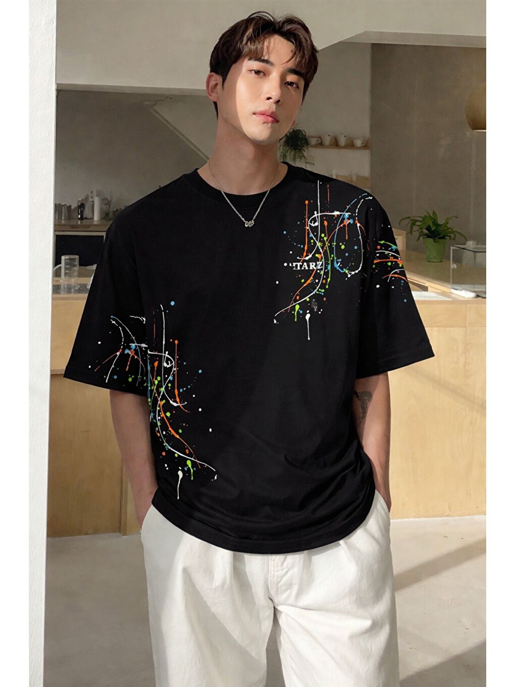 Siyah Erkek Oversize Baskılı Tişört – Renkli Boya Desenli Modern Streetwear