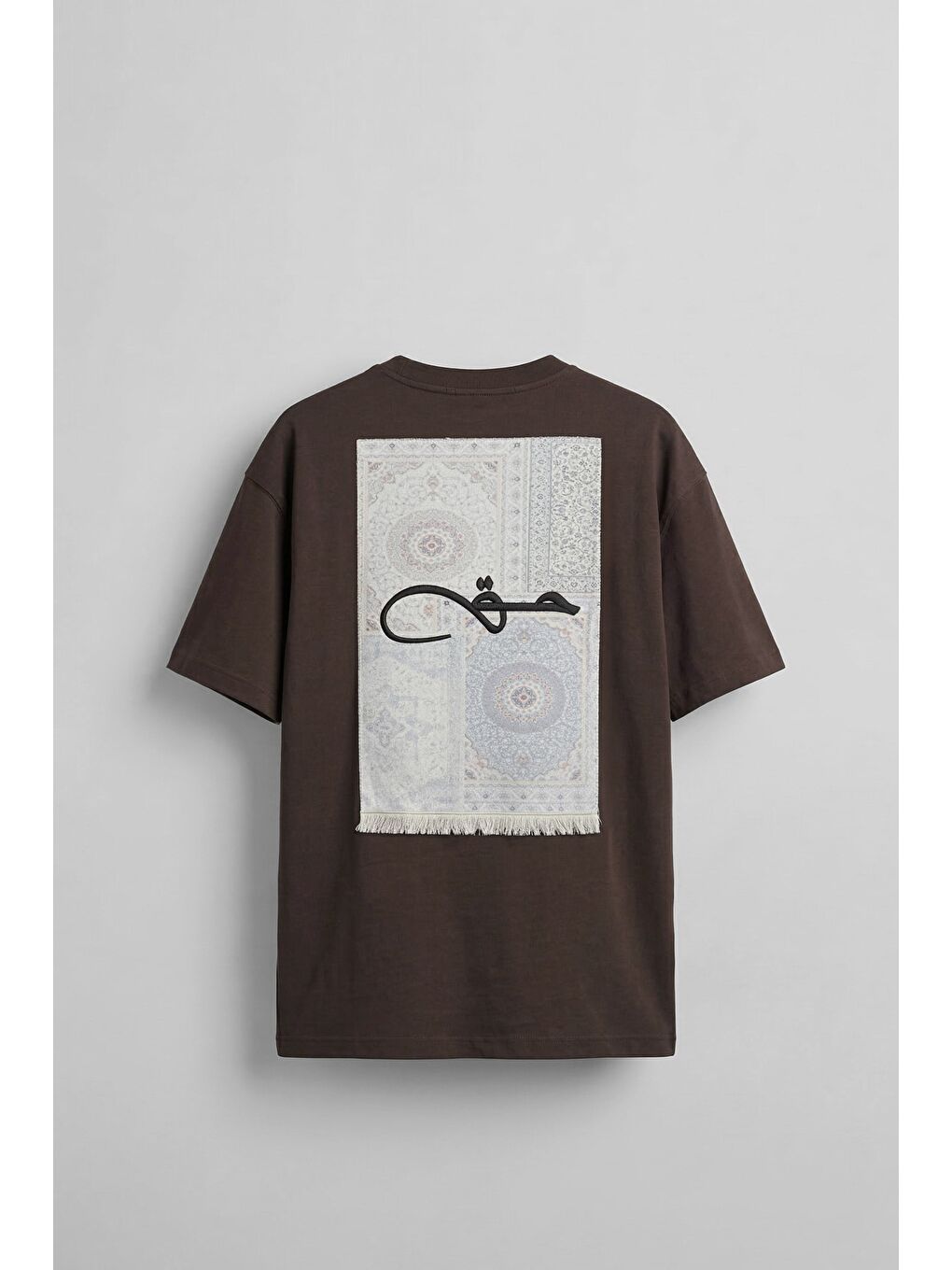 Erkek Oversize Nakışlı Halı Desenli Sırt Baskılı T-Shirt Kahverengi-1