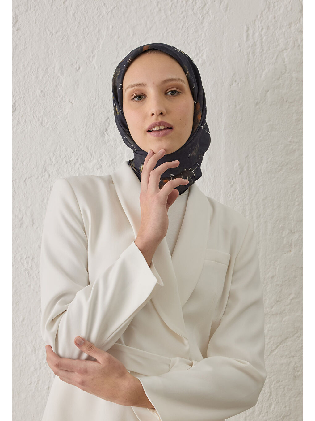 Lotus Desen Pamuk İpek Eşarp Siyah-2