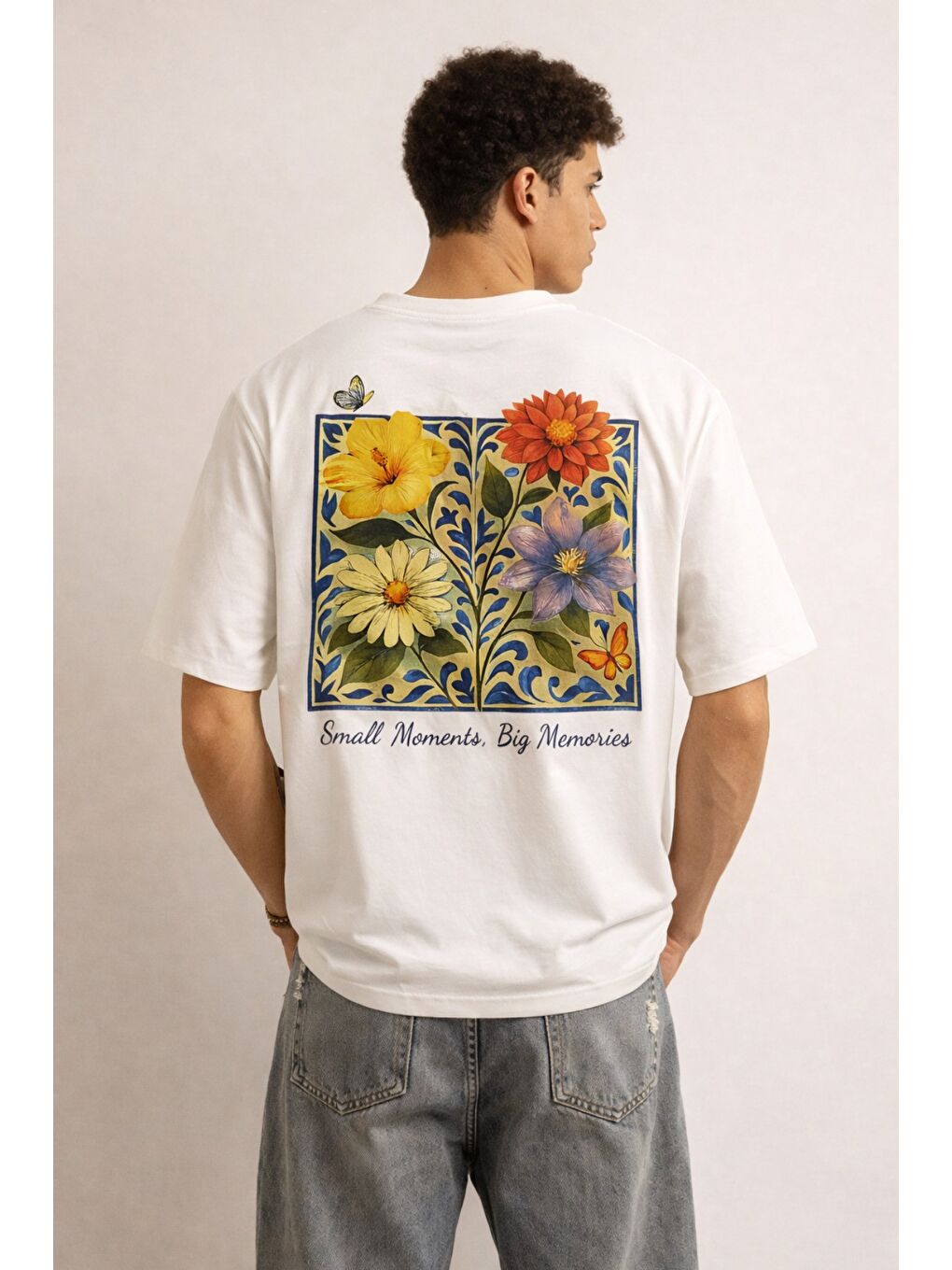 Beyaz Erkek Floral Baskılı Tişört – Oversize Fit, Sırt Desenli “Small Moments Big Memories”