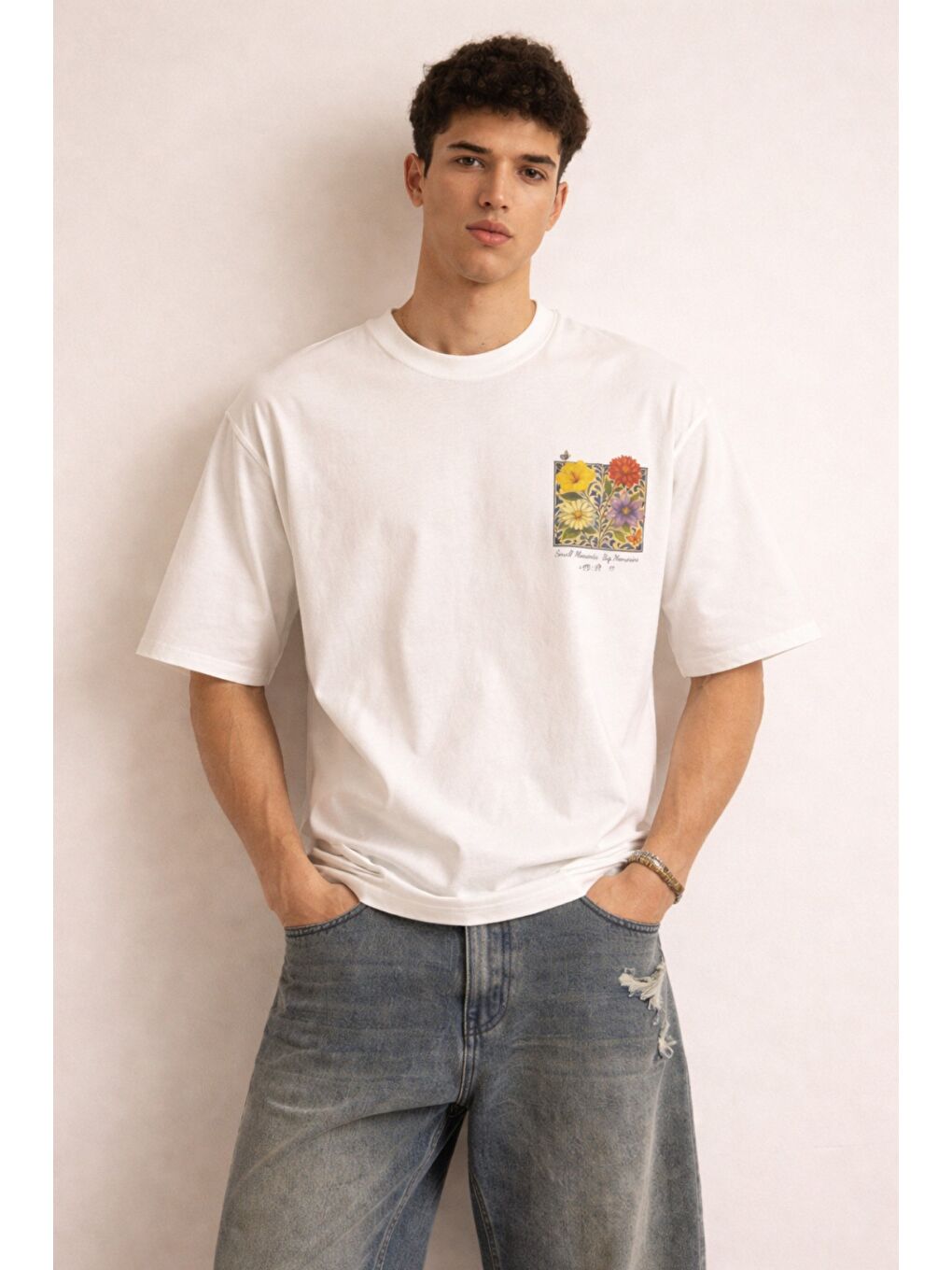 Beyaz Erkek Floral Baskılı Tişört – Oversize Fit, Sırt Desenli “Small Moments Big Memories”-1