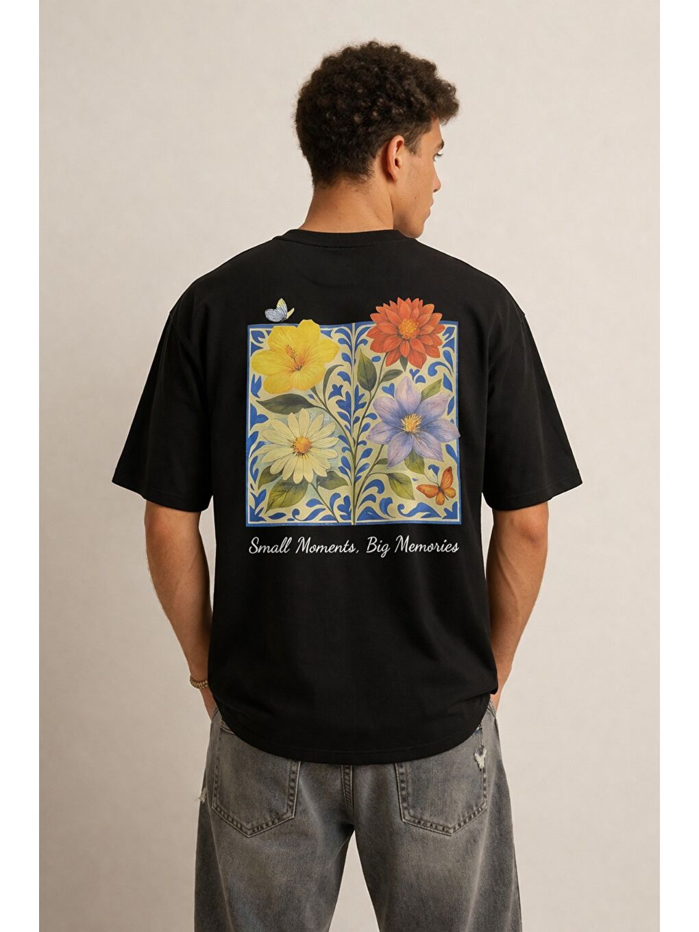 Siyah Erkek Floral Baskılı Tişört – Oversize Fit, Sırt Desenli “Small Moments Big Memories”