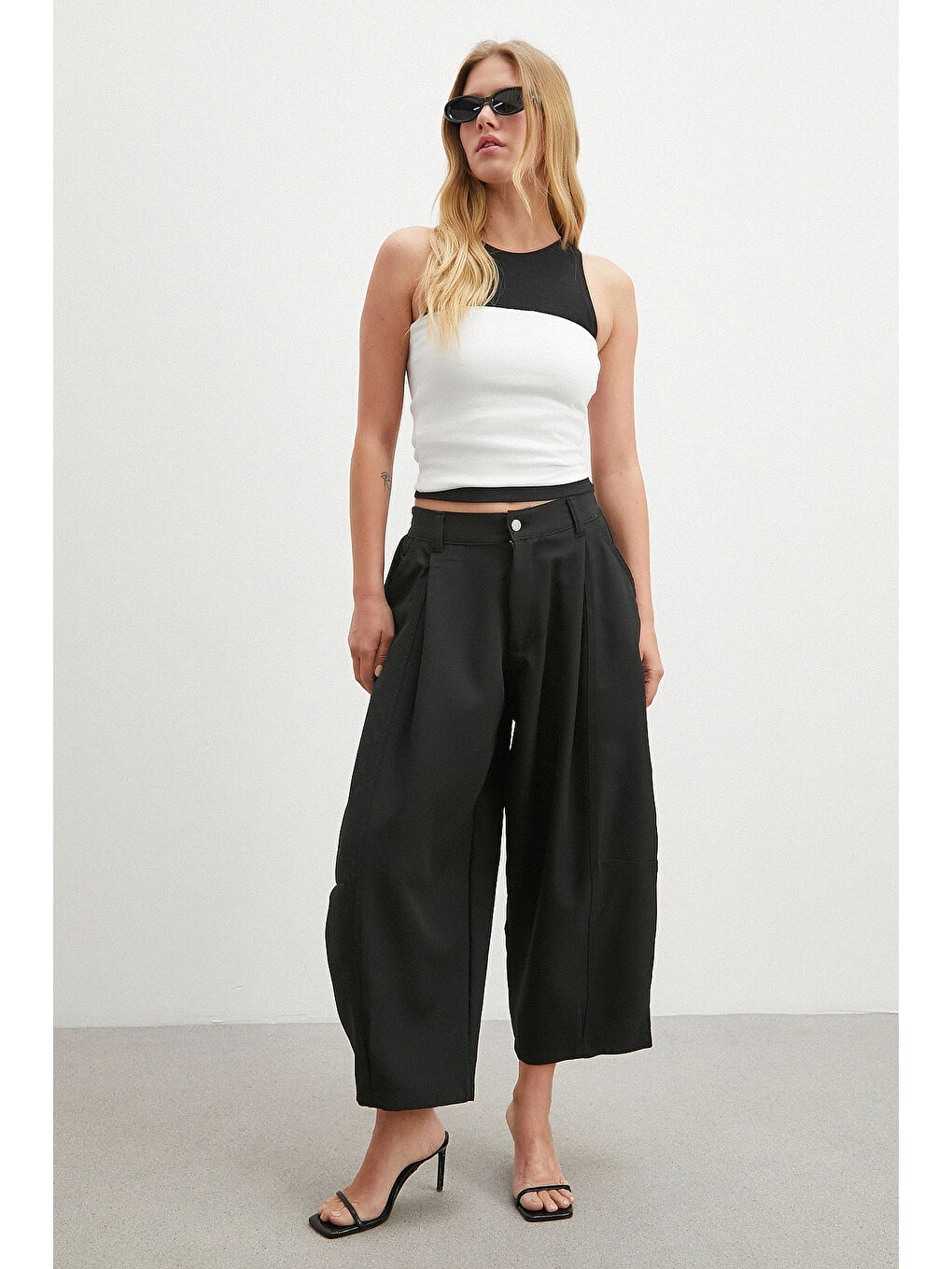 Paça Pileli Bol Kesim Pantolon Siyah