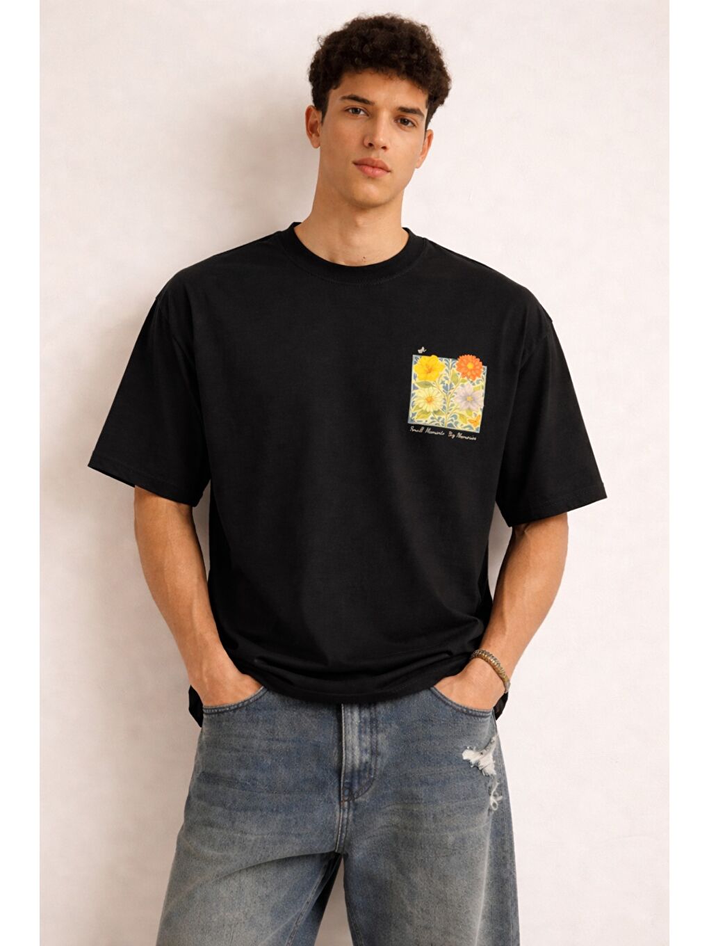 Siyah Erkek Floral Baskılı Tişört – Oversize Fit, Sırt Desenli “Small Moments Big Memories”-1