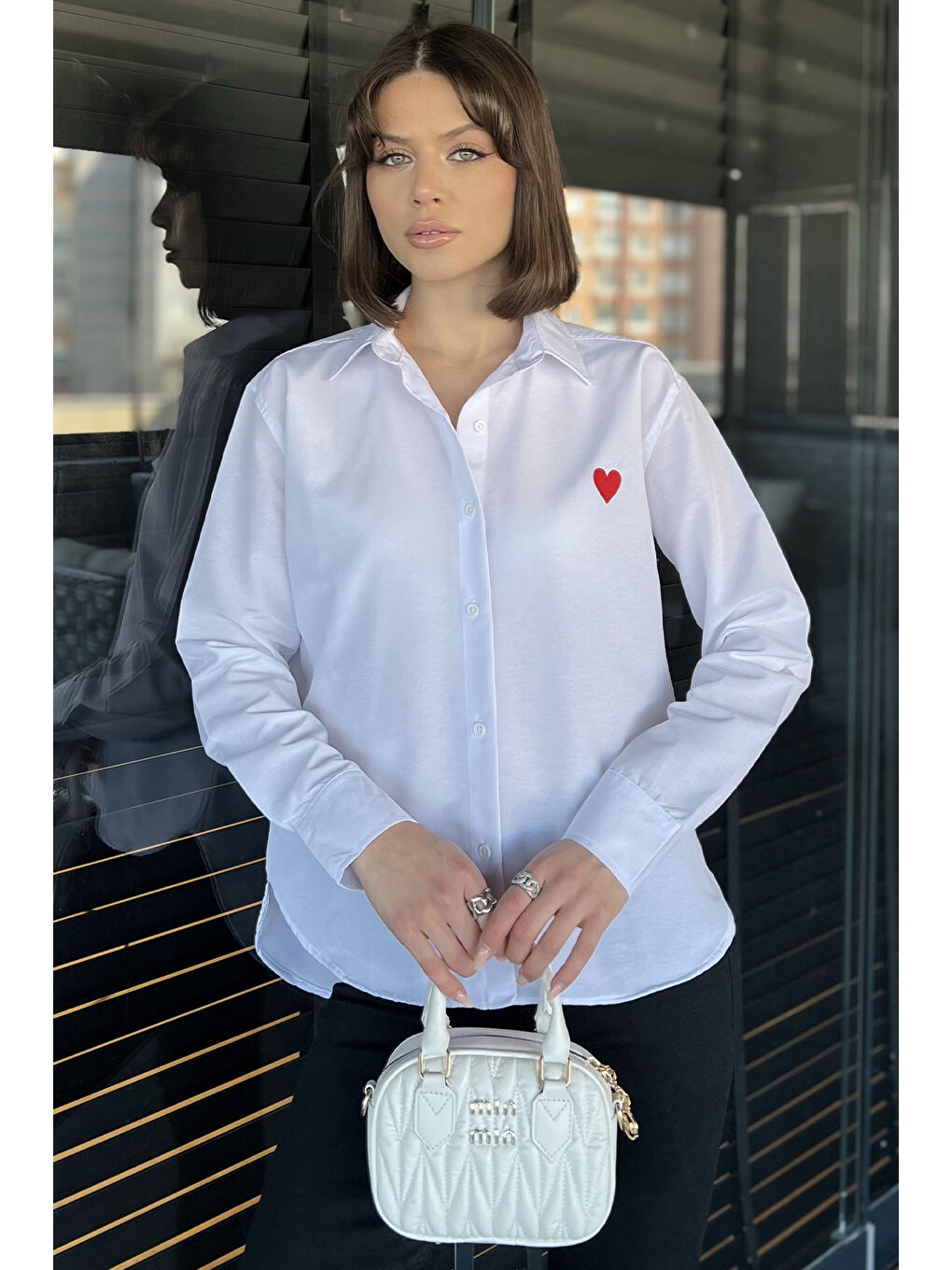 Beyaz Kalp Nakışlı Kadın Gömlek