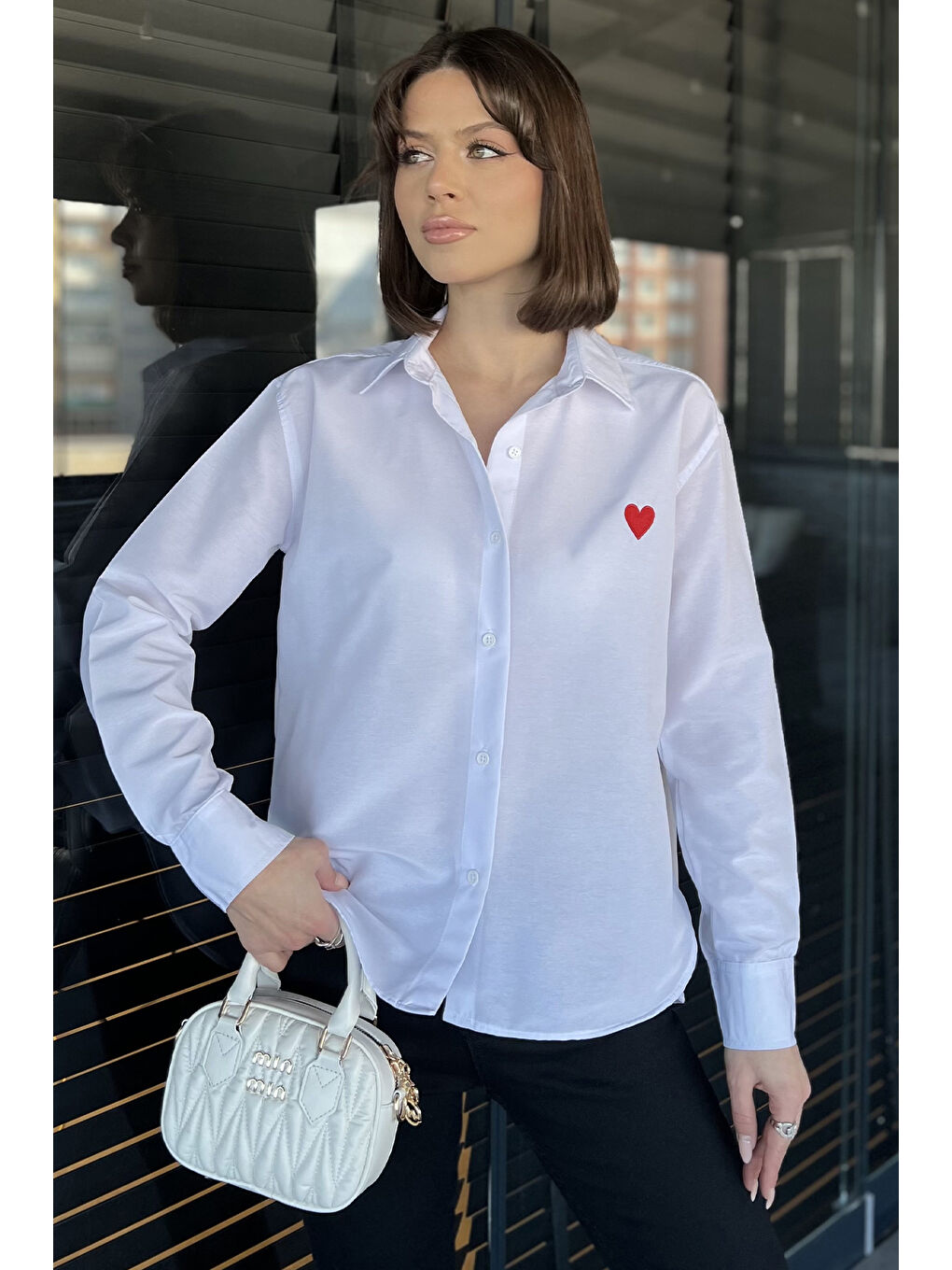 Beyaz Kalp Nakışlı Kadın Gömlek-1