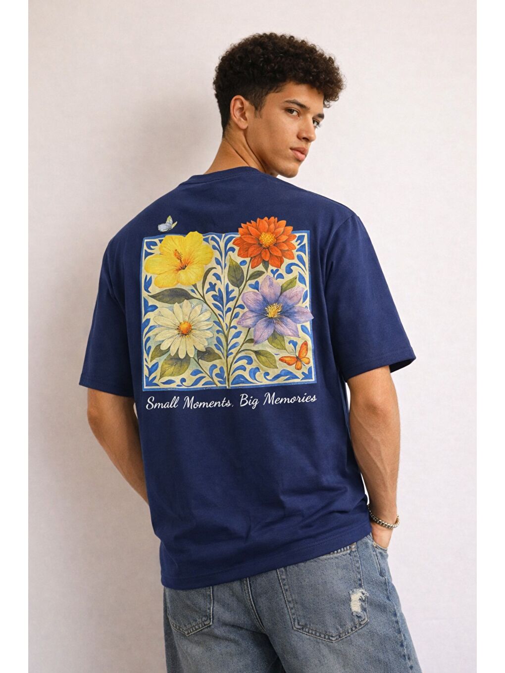 Lacivert Erkek Floral Baskılı Tişört – Oversize Fit, Sırt Desenli “Small Moments Big Memories”