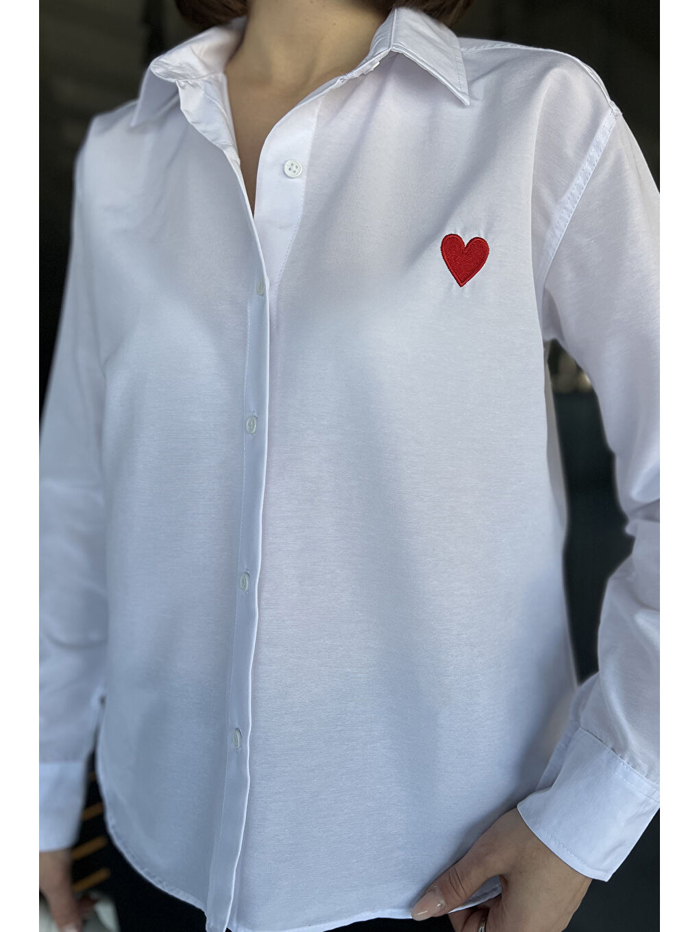 Beyaz Kalp Nakışlı Kadın Gömlek-3