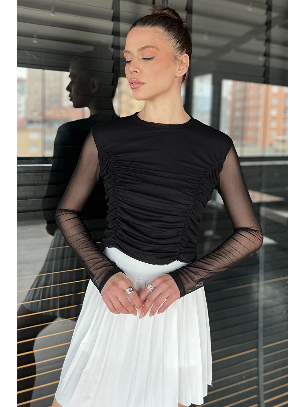 Siyah Bisiklet Yaka Ön Büzgülü Transparan Kadın Crop Bluz