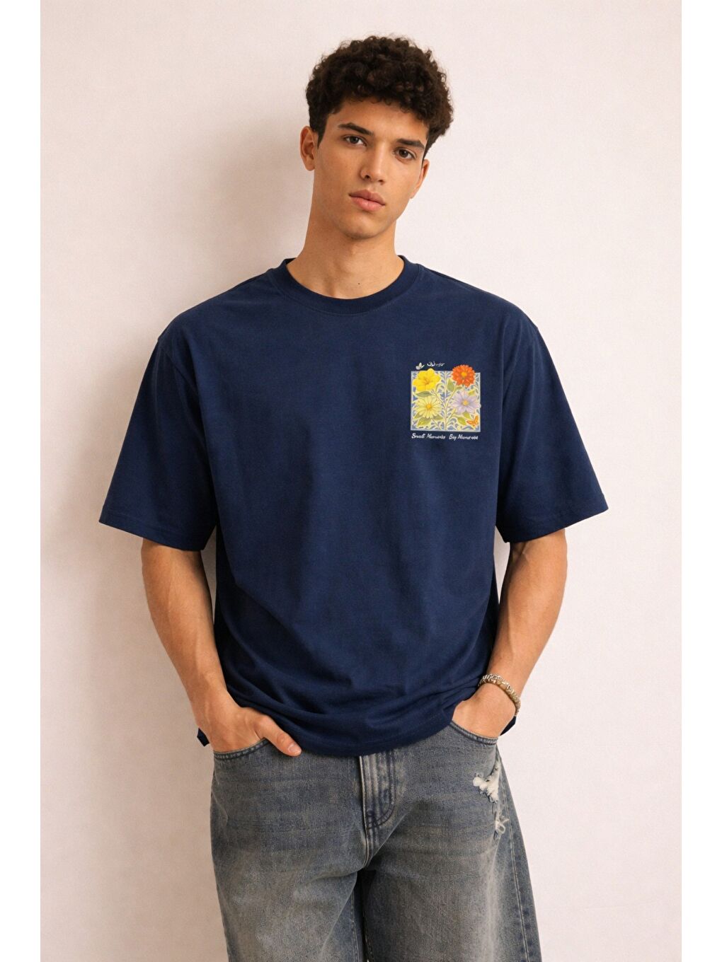 Lacivert Erkek Floral Baskılı Tişört – Oversize Fit, Sırt Desenli “Small Moments Big Memories”-1