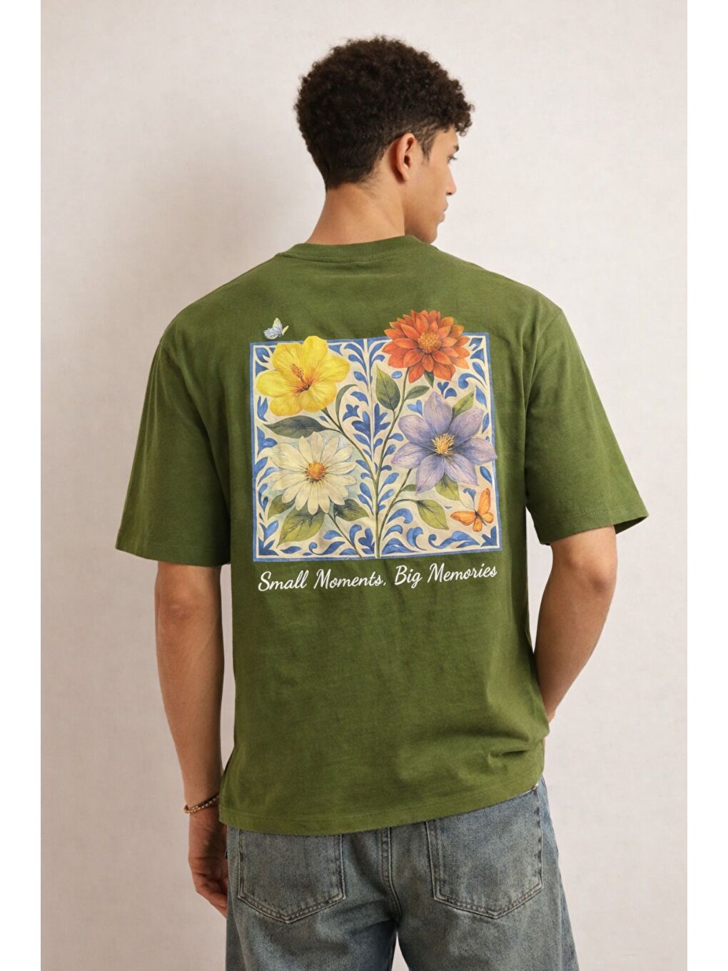 Haki Erkek Floral Baskılı Tişört – Oversize Fit, Sırt Desenli “Small Moments Big Memories”