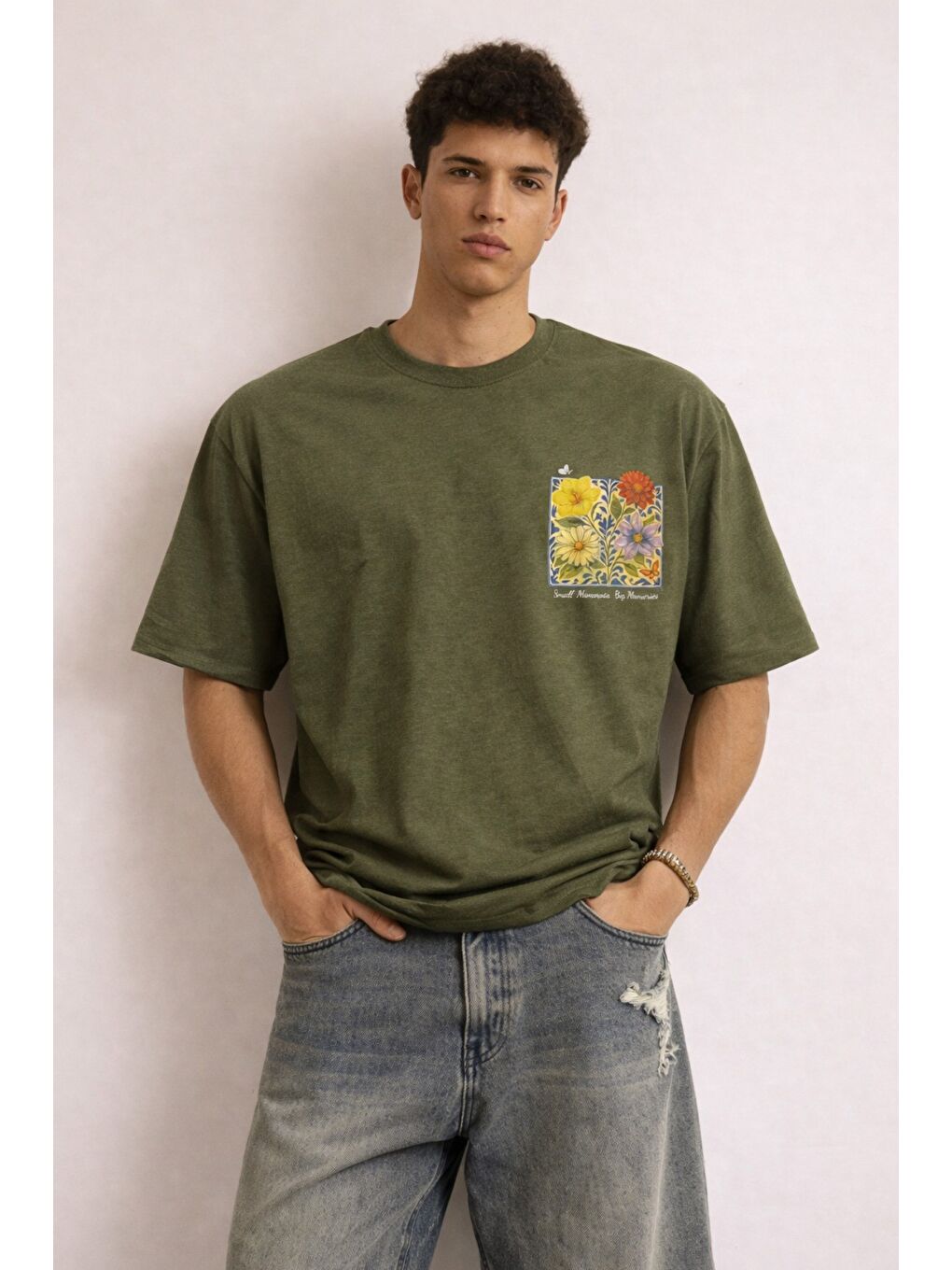 Haki Erkek Floral Baskılı Tişört – Oversize Fit, Sırt Desenli “Small Moments Big Memories”-1