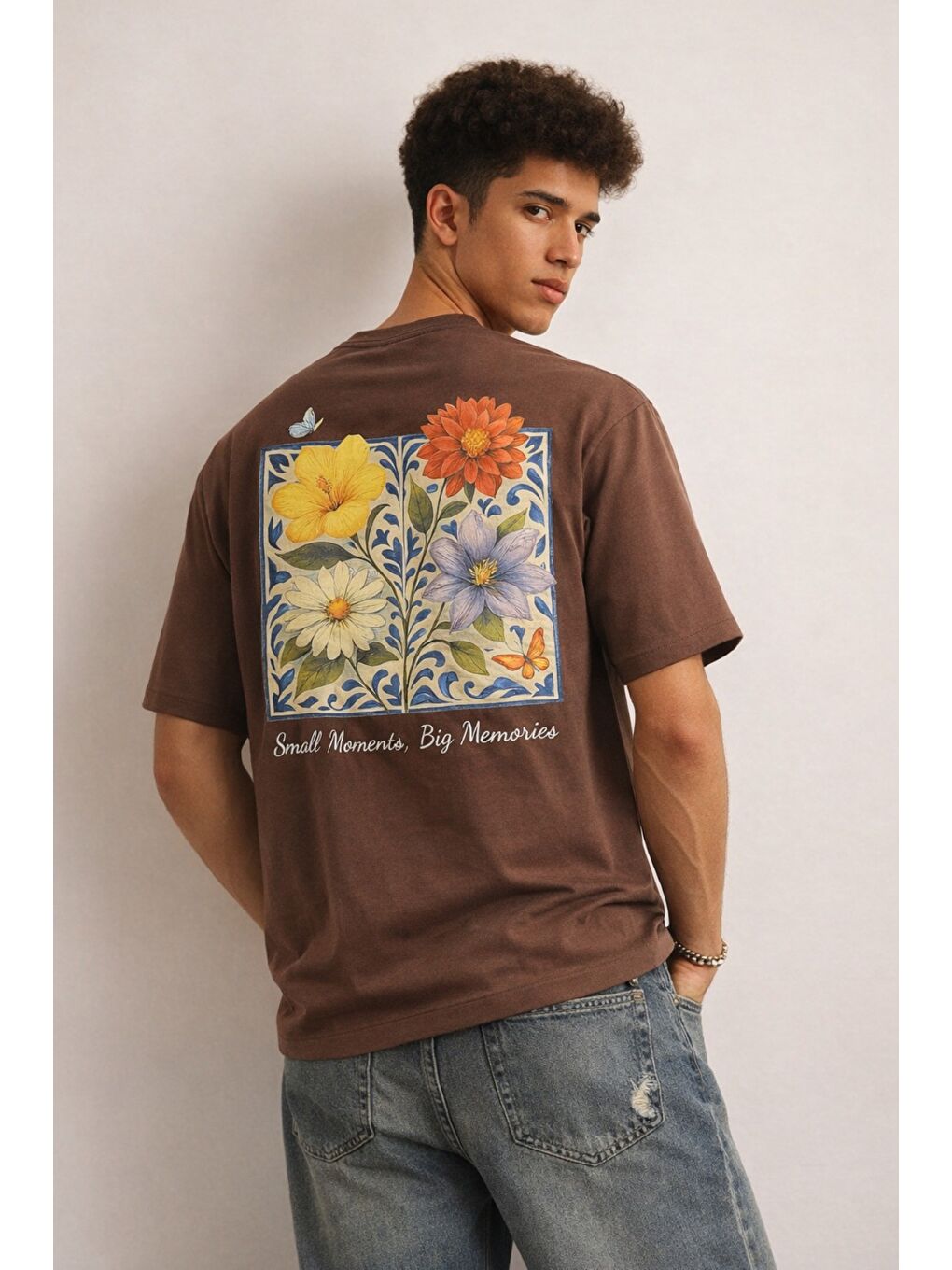 Kahverengi Erkek Floral Baskılı Tişört – Oversize Fit, Sırt Desenli “Small Moments Big Memories”