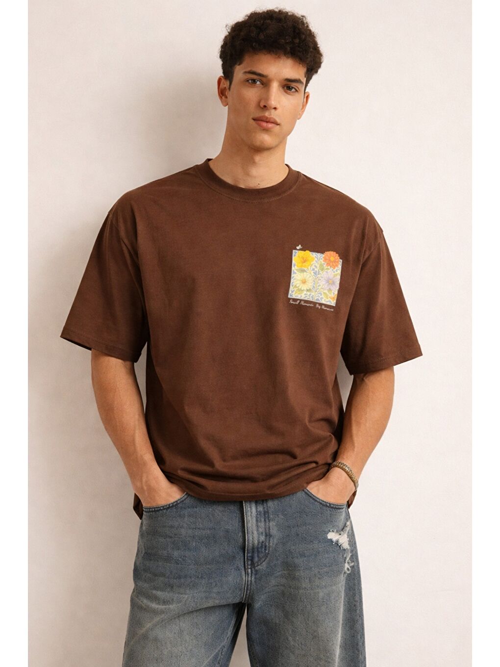 Kahverengi Erkek Floral Baskılı Tişört – Oversize Fit, Sırt Desenli “Small Moments Big Memories”-1