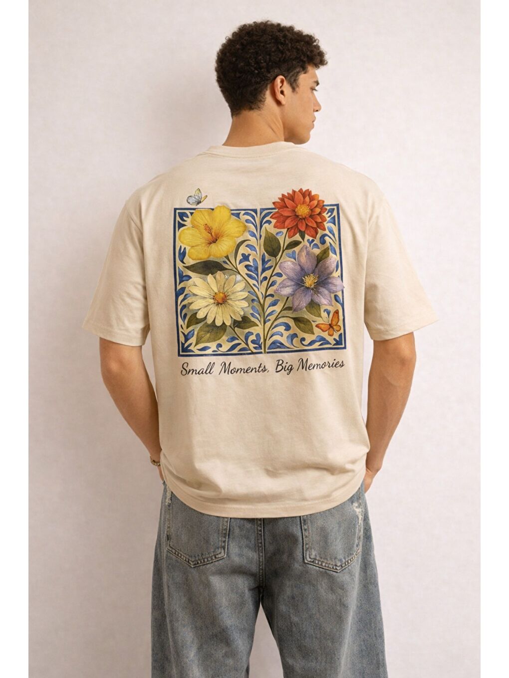 Bej Erkek Floral Baskılı Tişört – Oversize Fit, Sırt Desenli “Small Moments Big Memories”