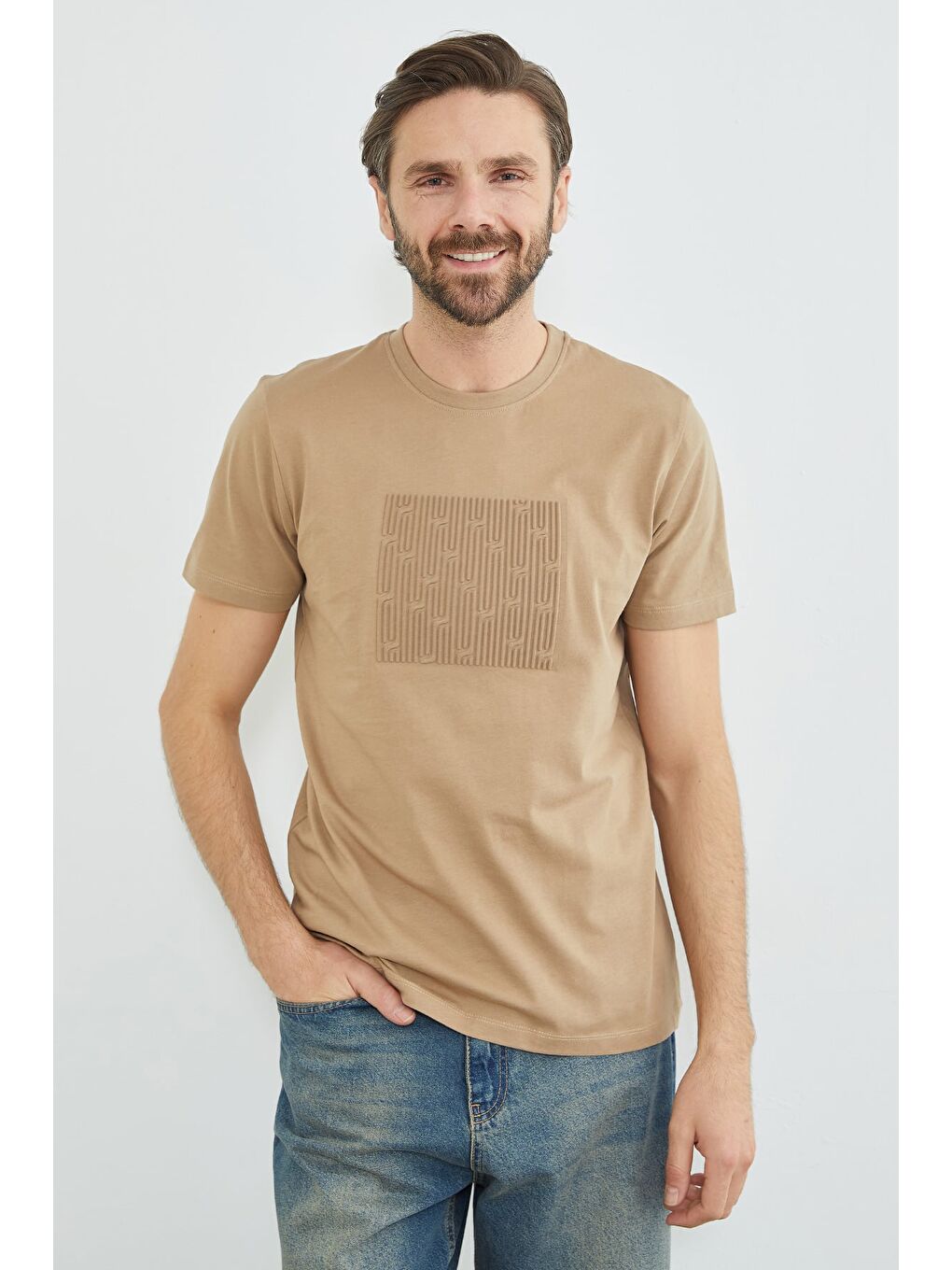 Bej Kabartma Baskılı Bisiklet Yaka Tişört-1