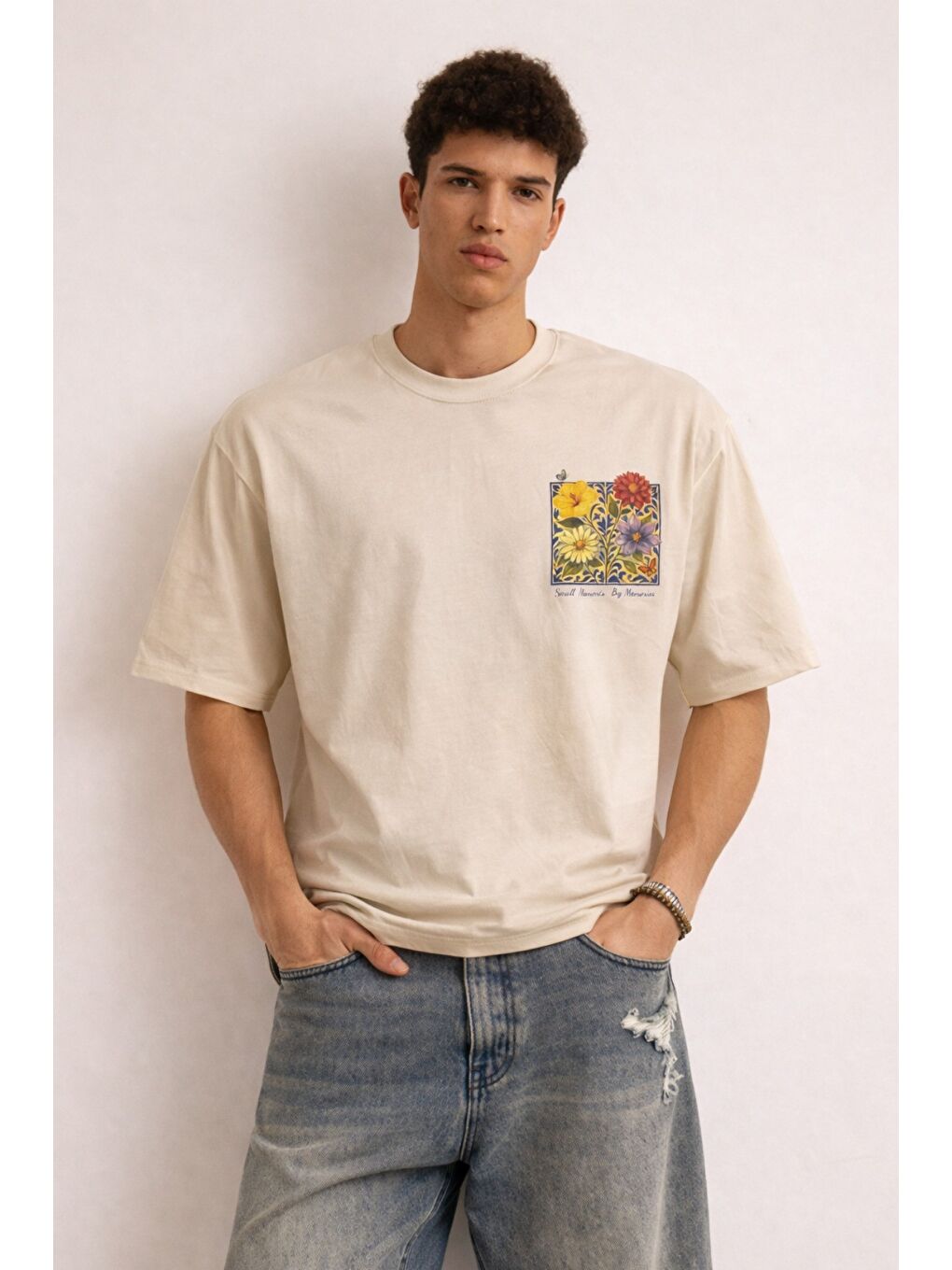 Bej Erkek Floral Baskılı Tişört – Oversize Fit, Sırt Desenli “Small Moments Big Memories”-1
