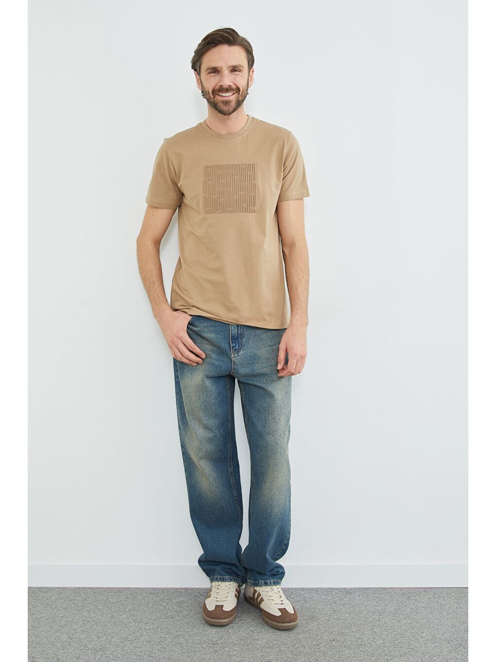 Bej Kabartma Baskılı Bisiklet Yaka Tişört-4