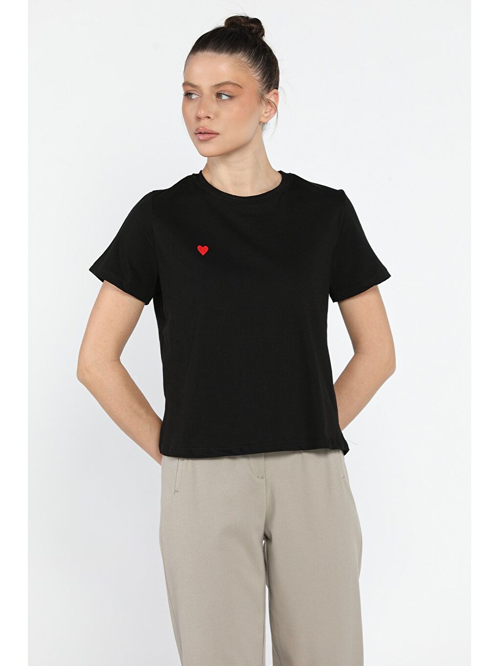 Siyah Kalp Nakışlı Bisiklet Yaka Kadın Basic Tişört-1