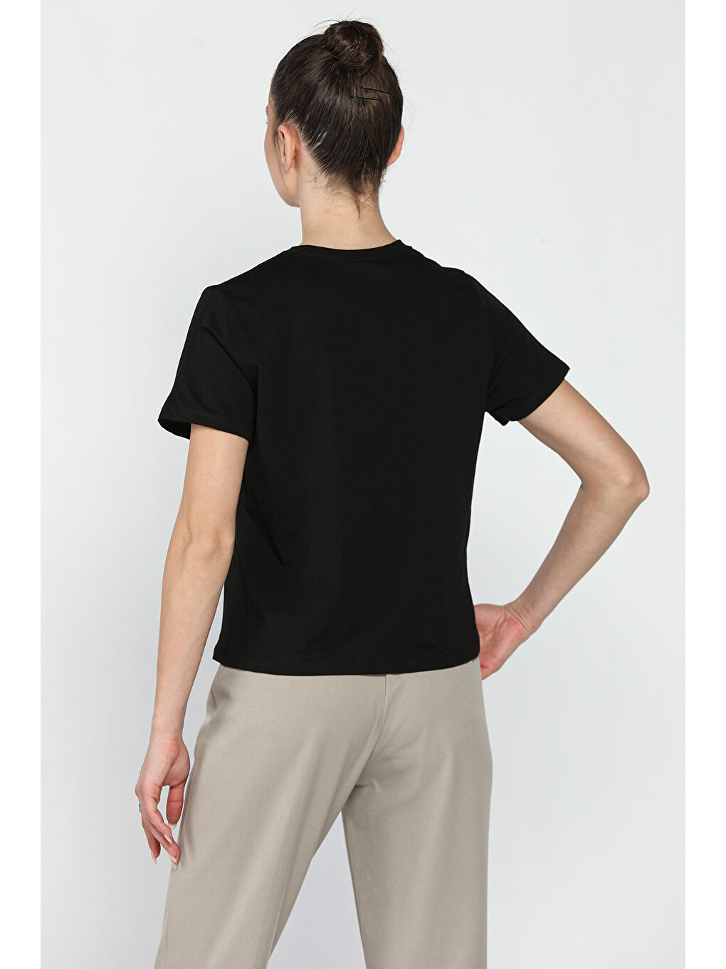 Siyah Kalp Nakışlı Bisiklet Yaka Kadın Basic Tişört-2