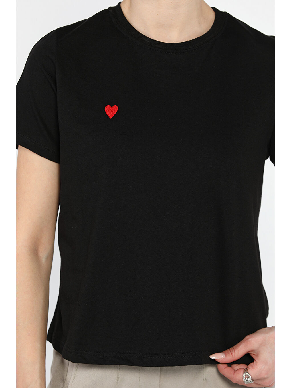 Siyah Kalp Nakışlı Bisiklet Yaka Kadın Basic Tişört-3