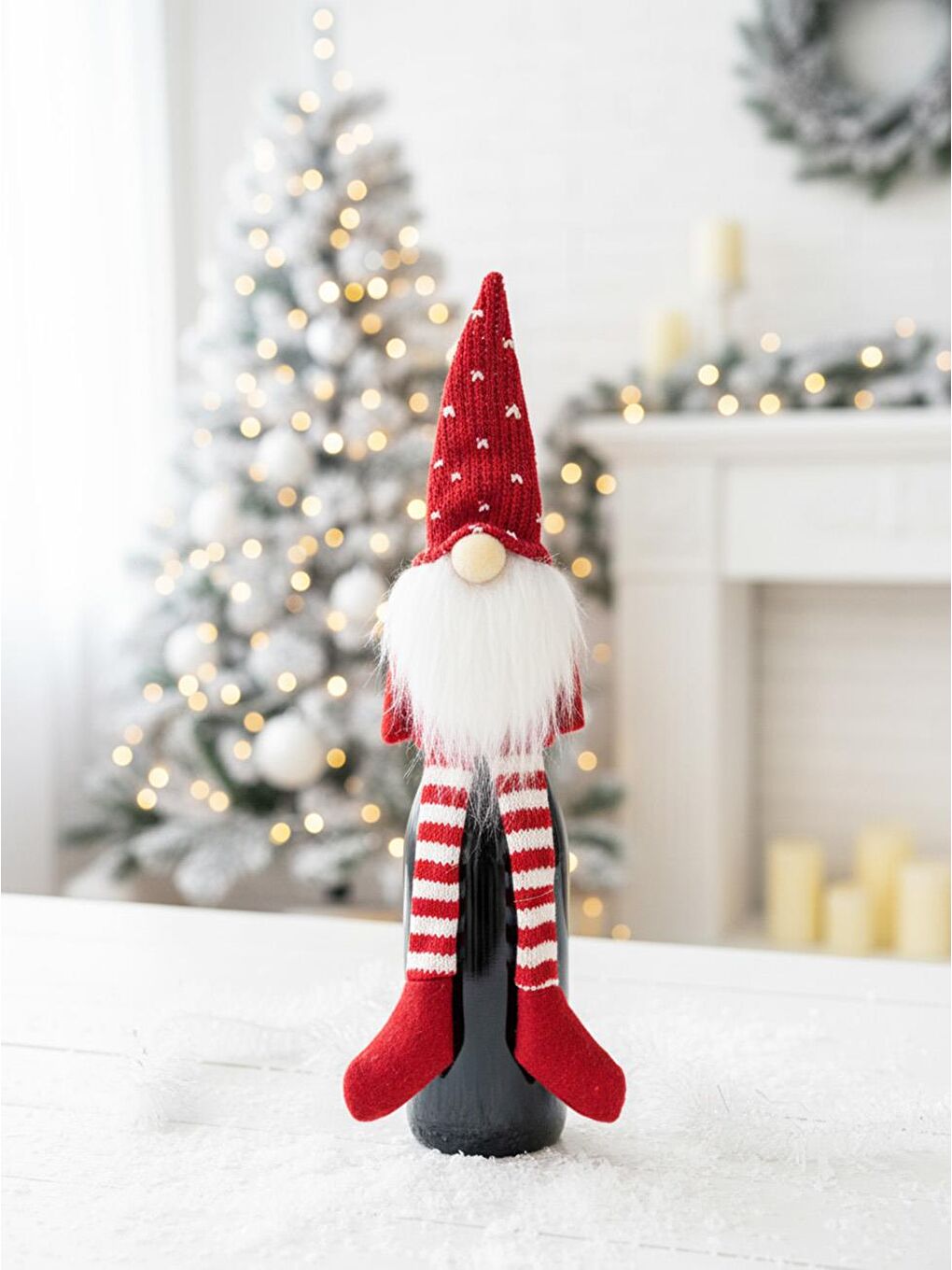 Kırmızı Yılbaşı Temalı Dekoratif Şişe Elbisesi – Noel Cücesi Figürlü Dekor 32 cm