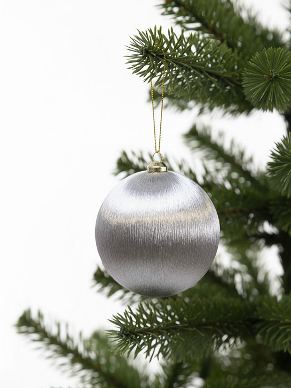 Gri Yılbaşı Topu – İpek İplik Sarılı Çam Ağacı Süsü Gümüş 10 cm-2