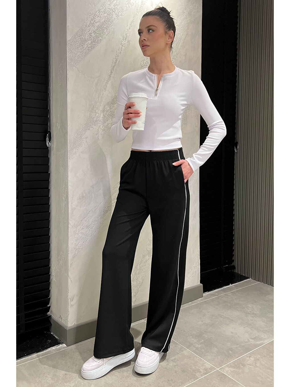 Siyah Bel Lastikli Yan Şeritli Bol Paça Kadın Pantolon