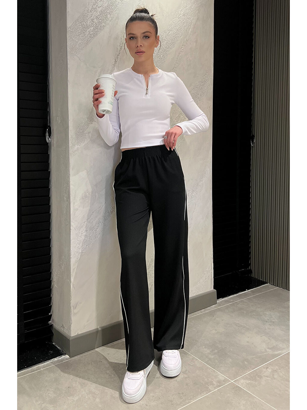 Siyah Bel Lastikli Yan Şeritli Bol Paça Kadın Pantolon-2