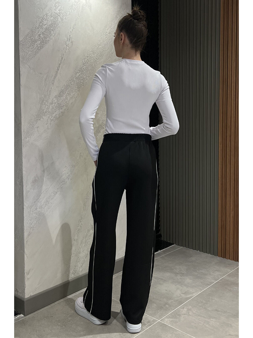 Siyah Bel Lastikli Yan Şeritli Bol Paça Kadın Pantolon-3