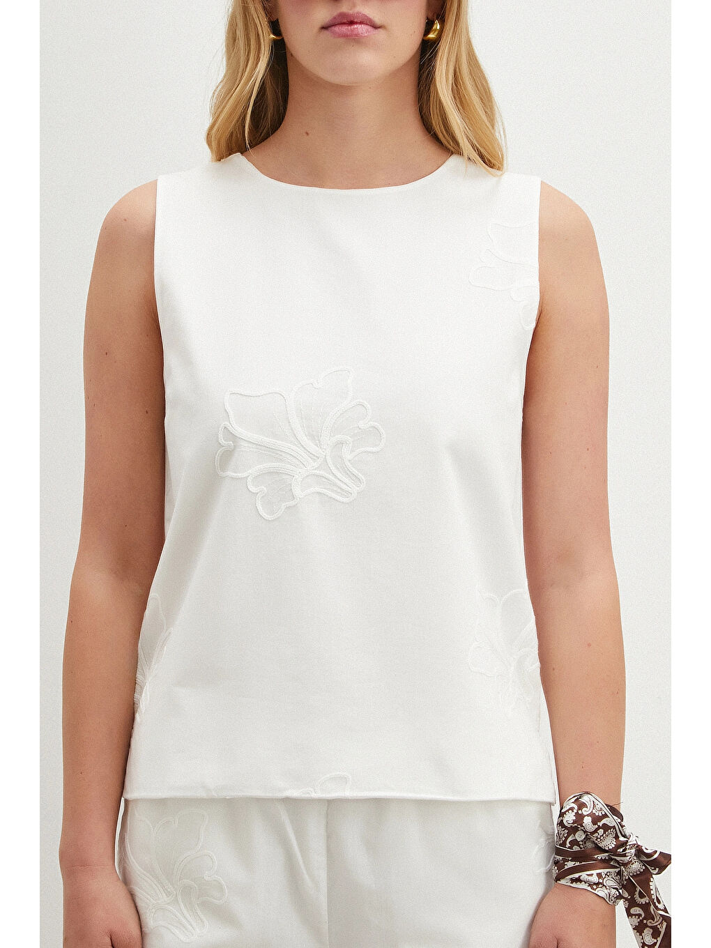 Nakışlı Sıfır Kol Bluz Beyaz-3