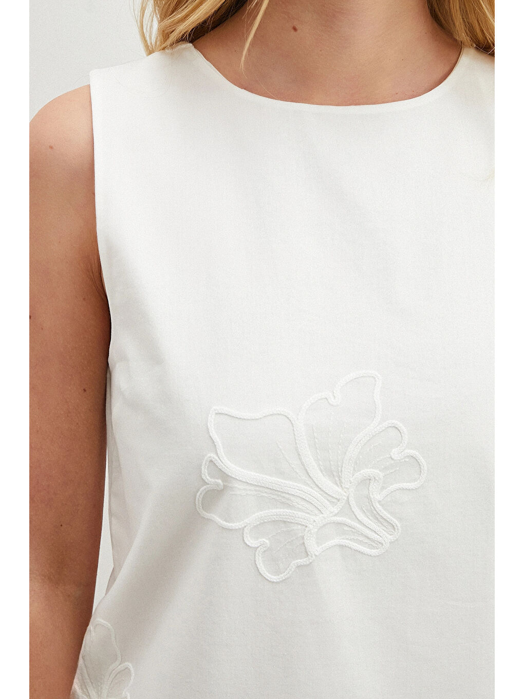 Nakışlı Sıfır Kol Bluz Beyaz-4