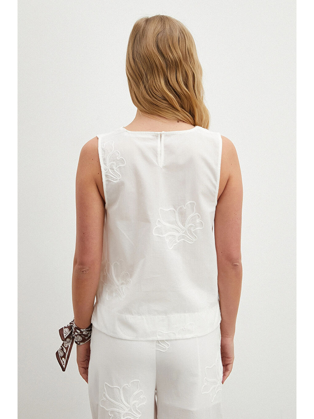 Nakışlı Sıfır Kol Bluz Beyaz-5