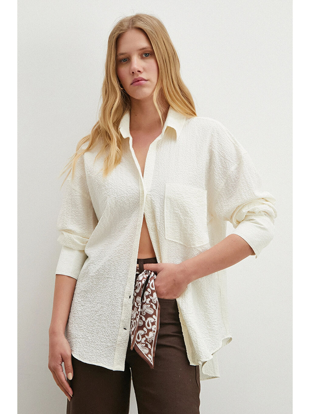 Kabartma Desenli Gömlek Ekru