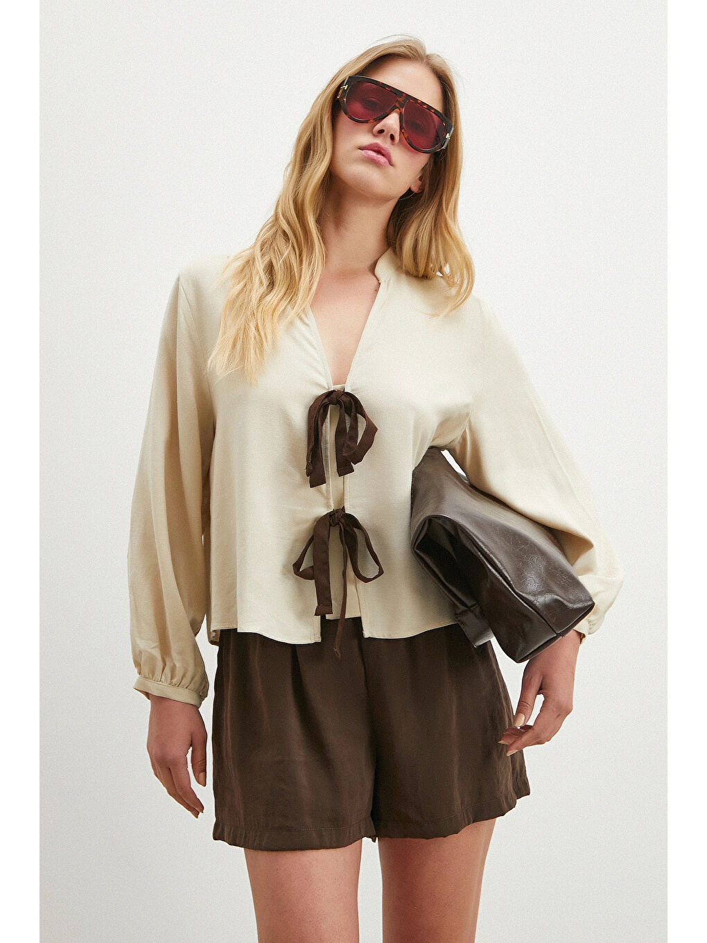 Beli Kuşaklı Viskon Bluz Bej