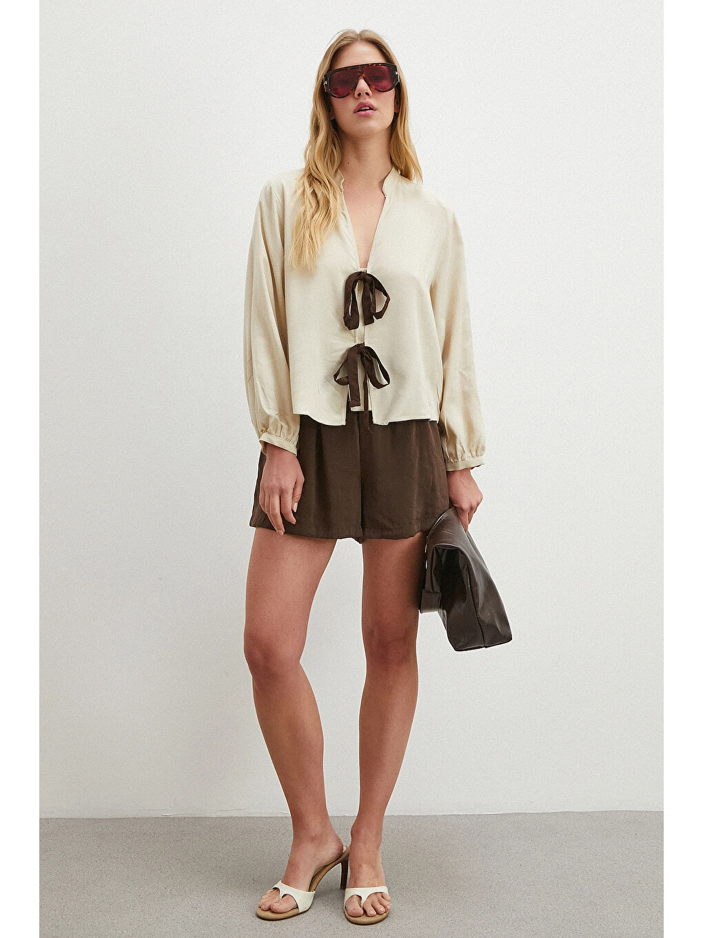 Beli Kuşaklı Viskon Bluz Bej-1