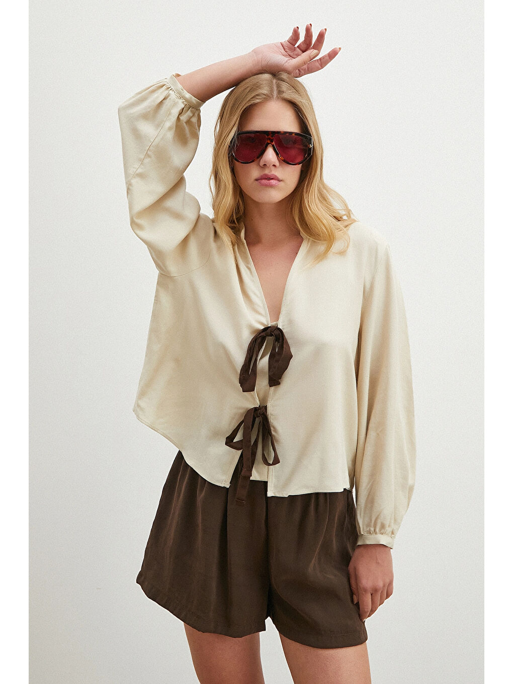 Beli Kuşaklı Viskon Bluz Bej-2