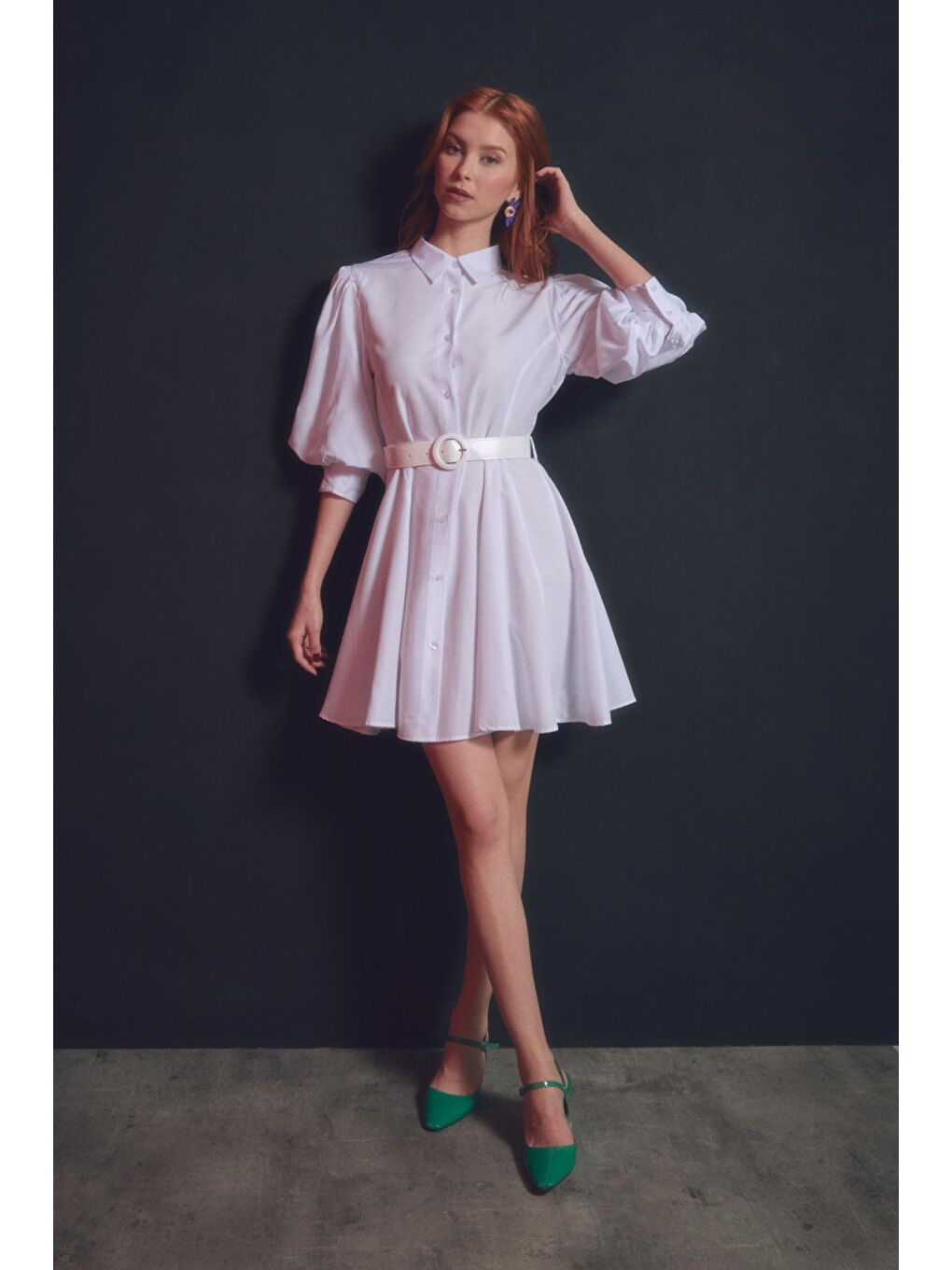 Beyaz Boydan Düğmeli Kemerli Balon Kol Elbise