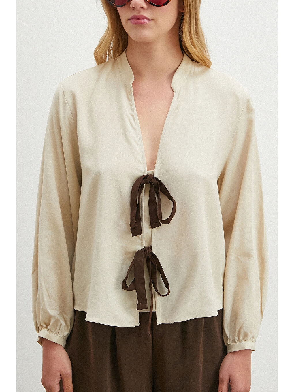 Beli Kuşaklı Viskon Bluz Bej-3
