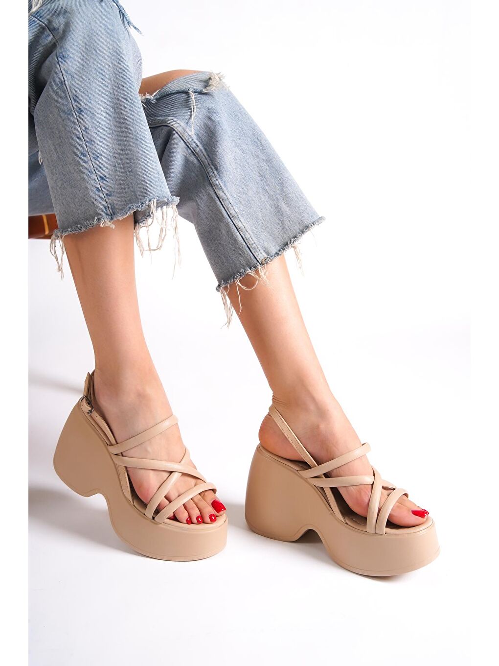 Bej Yüksek Dolgu Topuk Bilekten Bantlı Kadın Sandalet