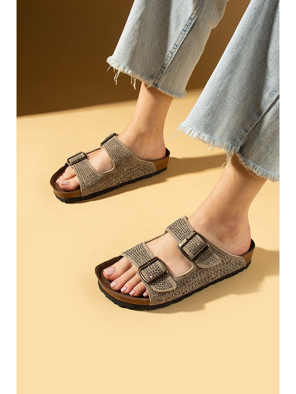 Bej Çift Tokalı Taş Detaylı Anatomik Taban Kadın Terlik 51-600-24Süet