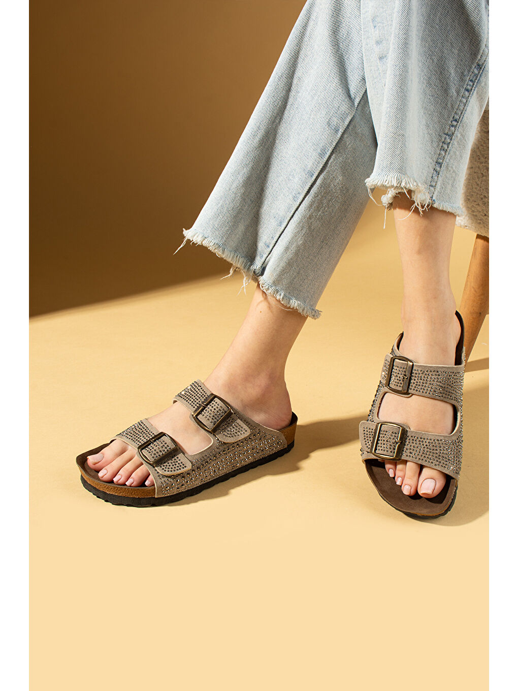 Bej Çift Tokalı Taş Detaylı Anatomik Taban Kadın Terlik 51-600-24Süet-1